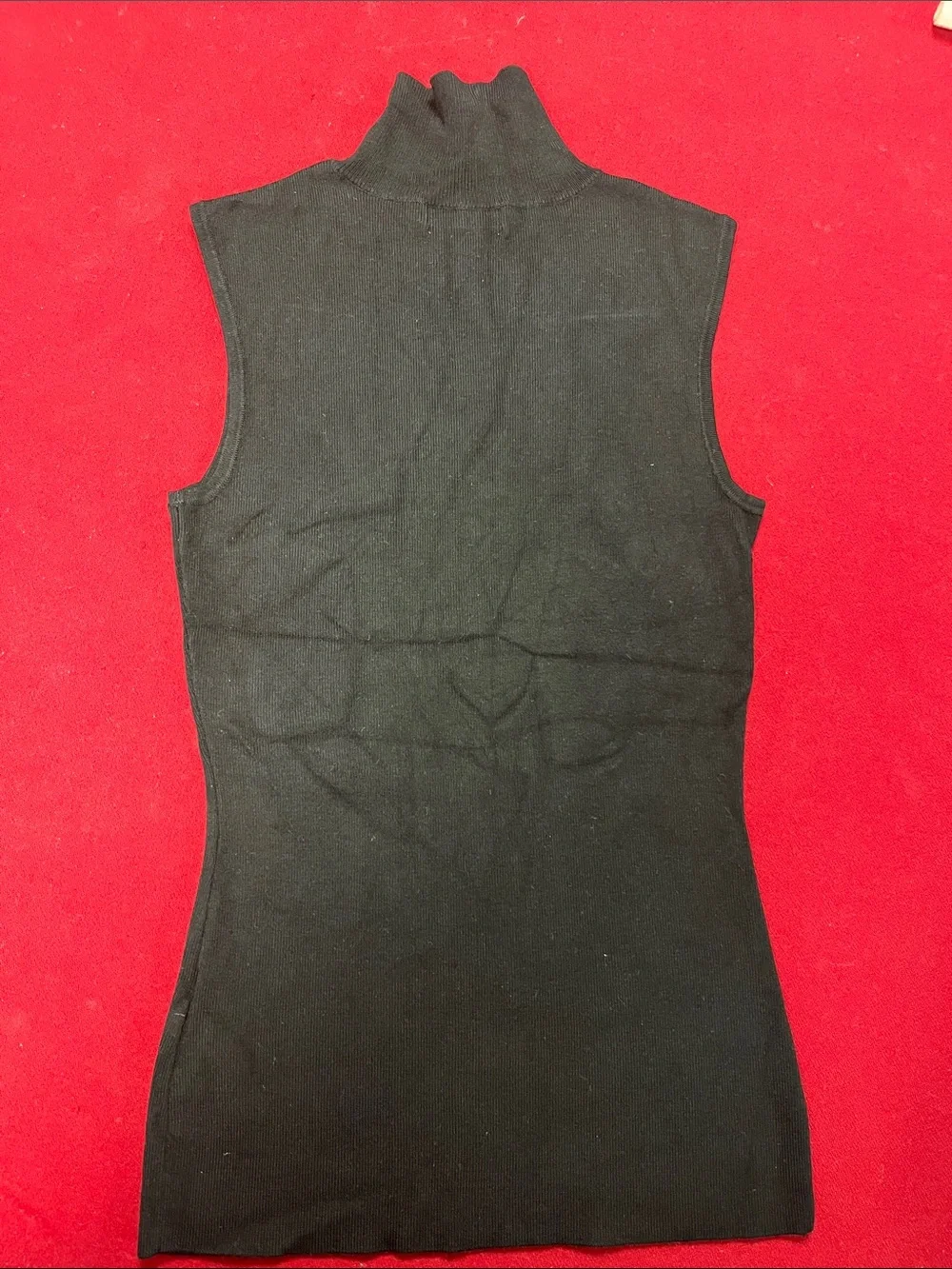 Guess sleeveless mock